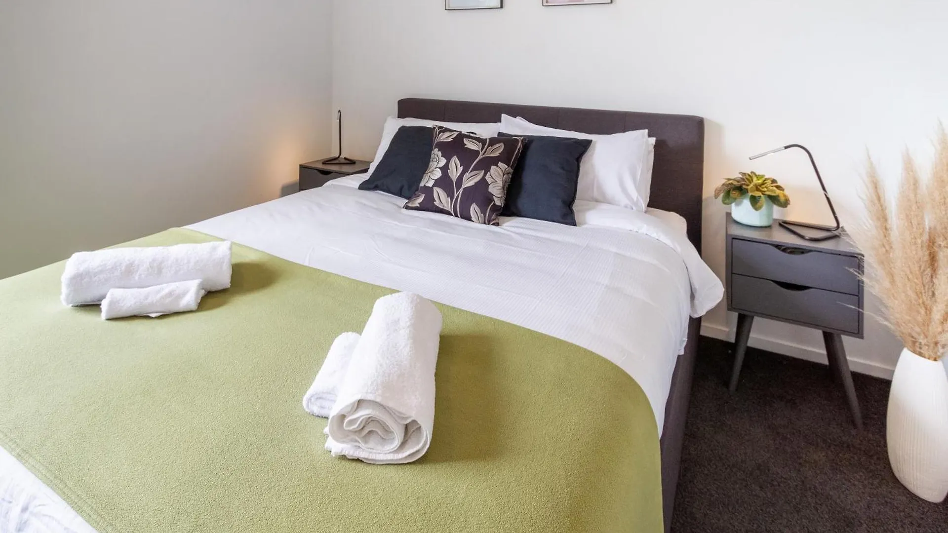 Central City Comfort: 2 Bedroom Gem W/Free Carpark Крайстчёрч 0*,  Новая Зеландия